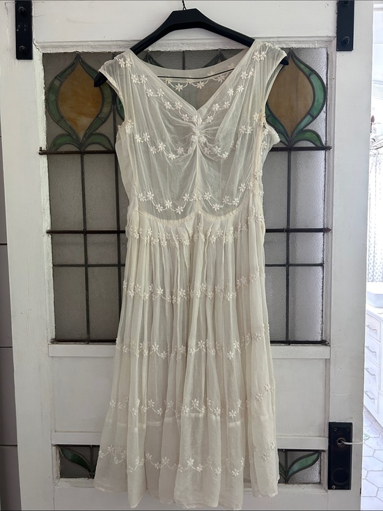 Vintage Dresses & Skirts - Gorgeous Vintage Ivory Embroidered Midi Dress with Floral Detail